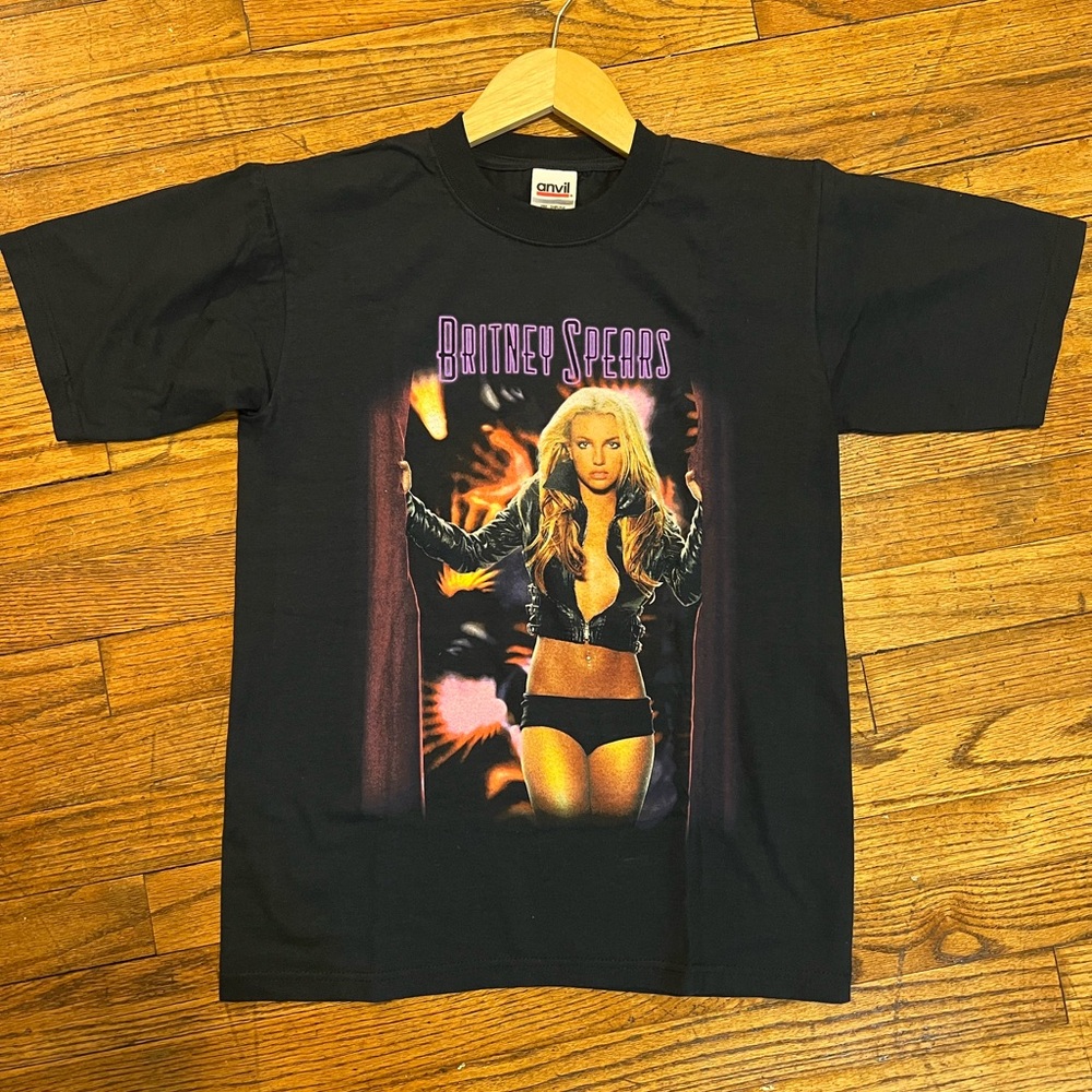 Britney Spears “Onyx Hotel” concert T-Shirt Perfect condition size youth L